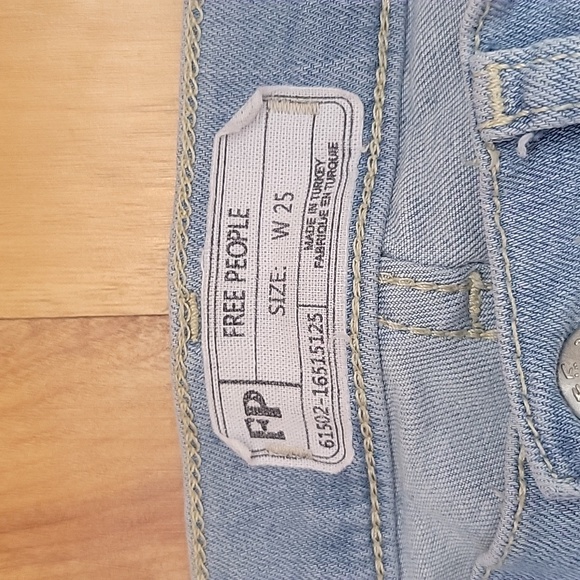 Free people size w25 distressed blue jeans - Picture 2 of 7